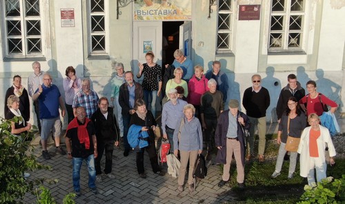 Die Reisegruppe vor dem Haus der Freundschaft