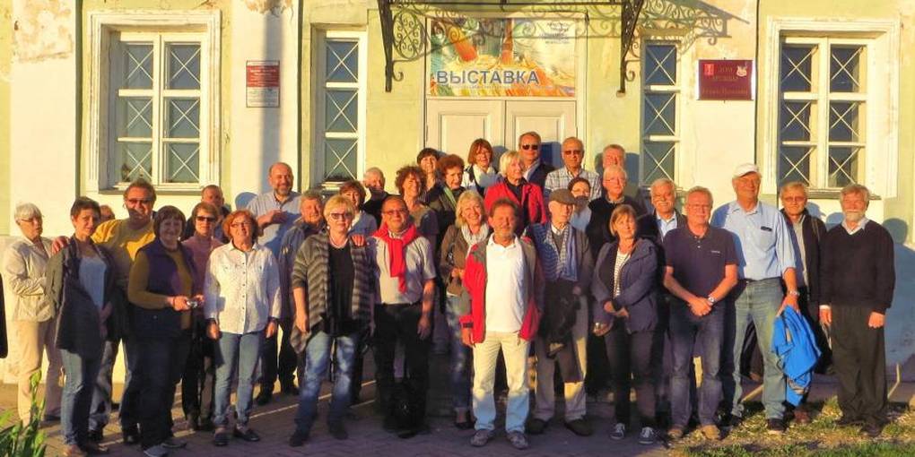 
Besucher und Gastgeber im Jahr 2017 vor dem 