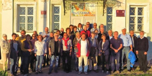 Reisegruppe vor dem Idstein-Haus